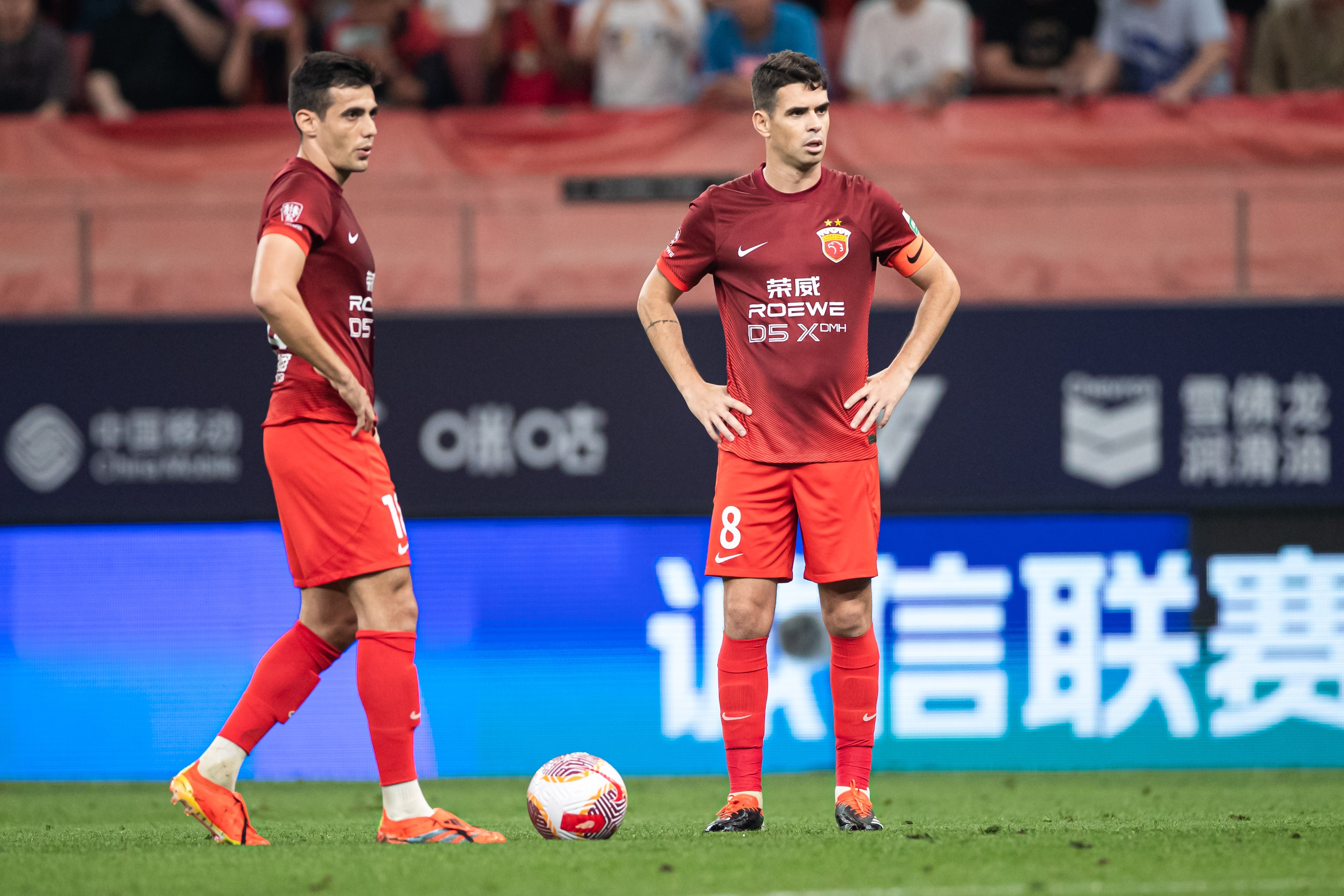 包含意甲转会期再迎强敌，广州队单刀错失，主帅态度——气氛紧张，资深球员宣示担当的词条